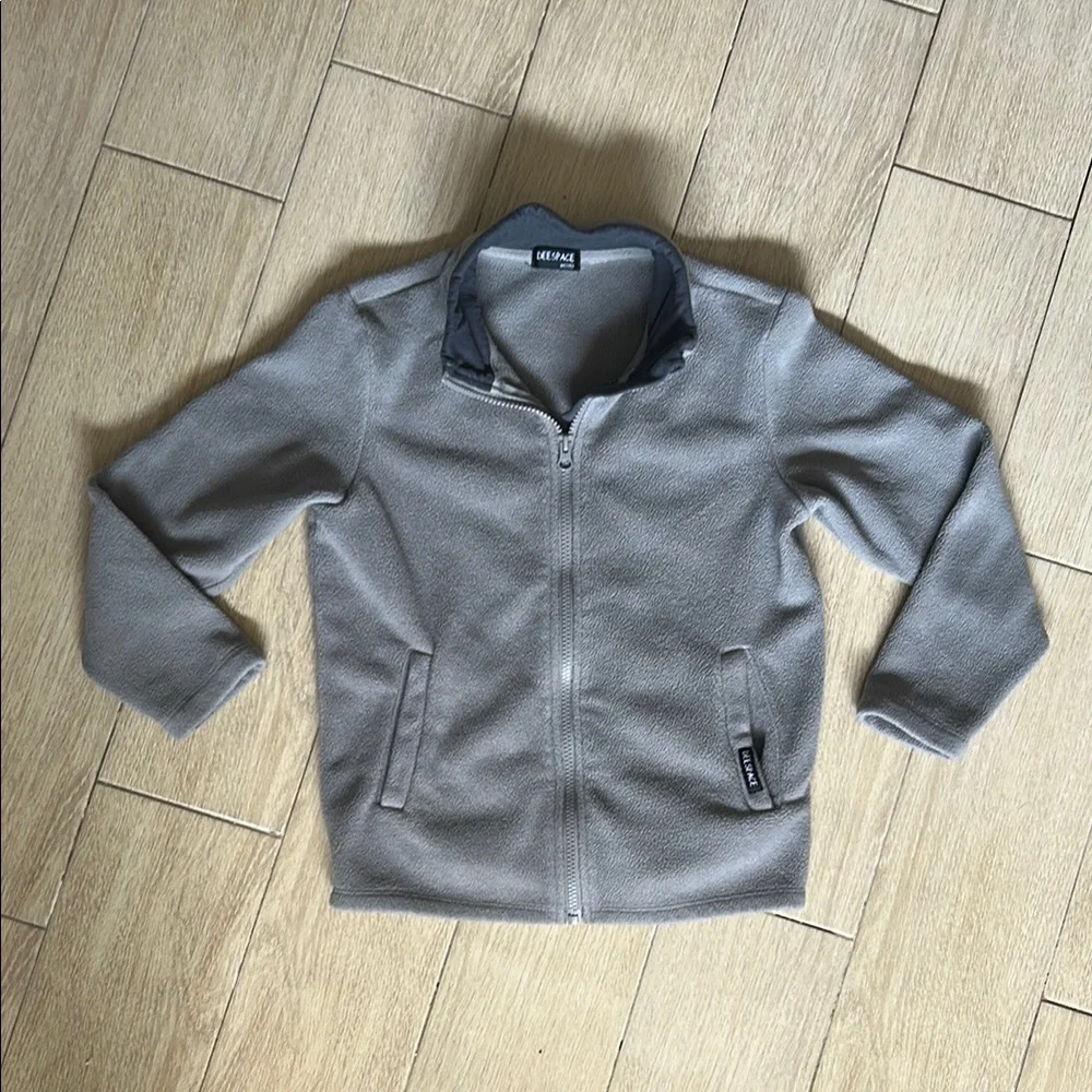 Light Gray Fleece Jacket with Stand-Up Collar and Sporty Design